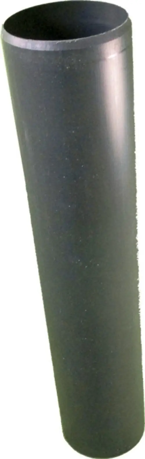 Schwarzes, zylindrisches Mündungsstück von Wolf, geeignet für PVC-Rohre, mit glatt gefertigtem Innenbereich und sichtbaren Kanten.